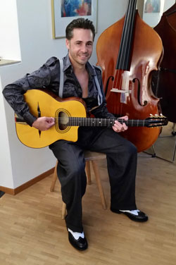 Christian_Ruh_with_guitar